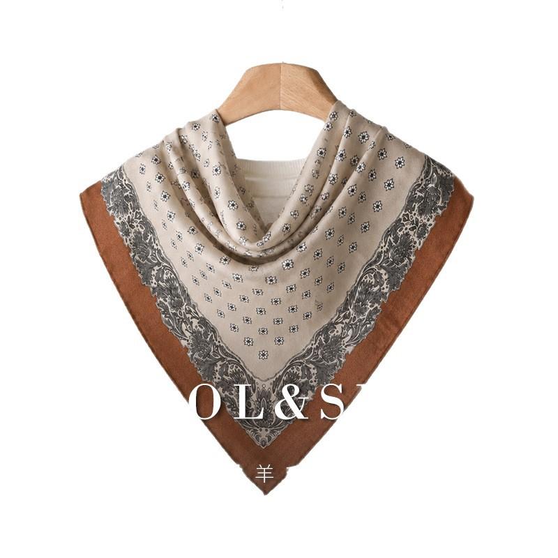 Light Luxury Square Scarf Geometric Silk Scarf Women's Autumn and Winter Atmosphere Warm Shawl Commuting Daily Multi-purpose Accessories