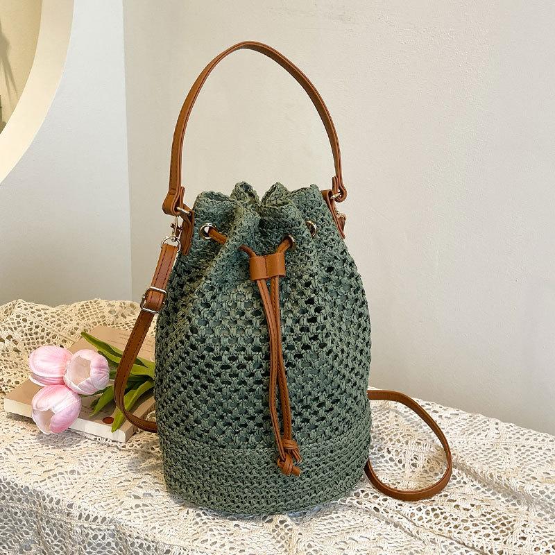 

2025 new niche hollow holiday wind drawstring woven bag casual small fresh light portable messenger bag women зелёный
