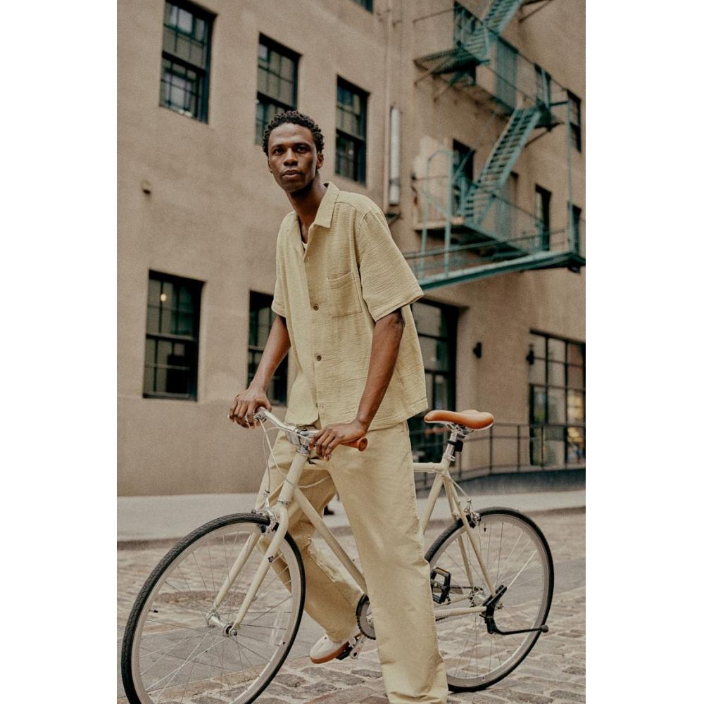 

Текстурированная походная рубашка стандартного кроя HM, зеленая