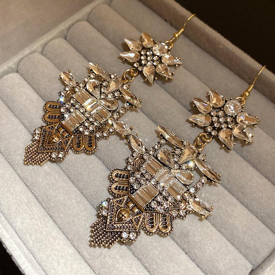 

Retro diamond-encrusted square flower ear hook court style personality exaggerated heavy industry earrings light luxury high-end earrings