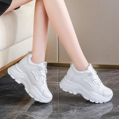 Baskets Blanches à Semelle Épaisse pour Femmes Mode Automne 2025 Chaussures Décontractées Confortables à Hauteur Augmentée Cuir Imperméable Chaussures Vulcanisées