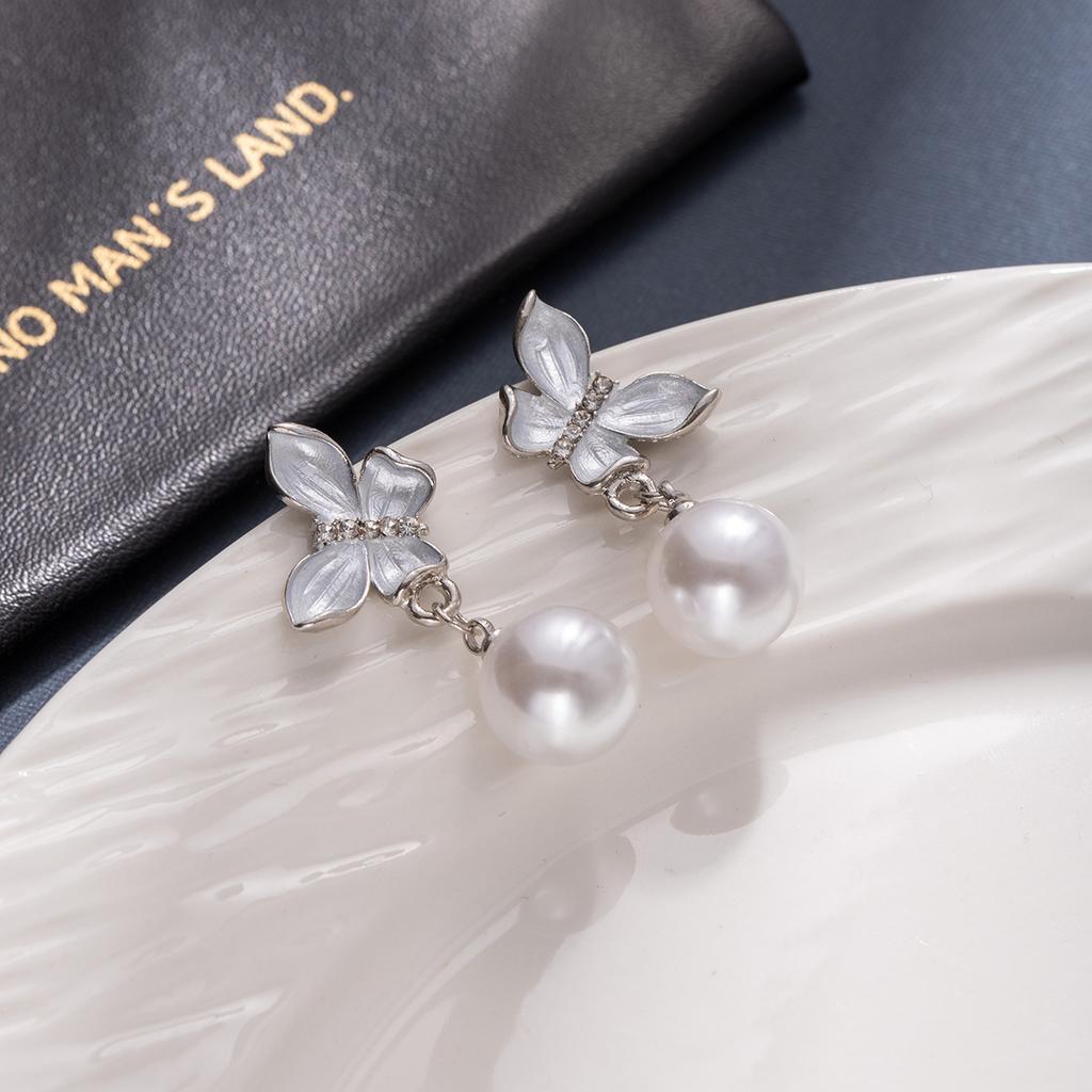 Orecchini a Bottone Perla Farfalla Femminilità Design di Nicchia Orecchini di Alta Gamma Orecchini Semplici, Dolci e Raffinati