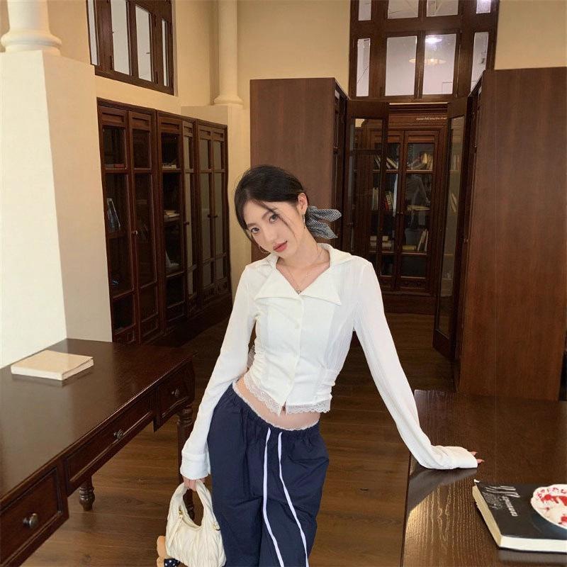 

Женская белая кружевная рубашка с воротником-поло - Зимний укороченный топ с акцентом на талии, Чистый и сладкий пикантный стиль, Элитный вид S