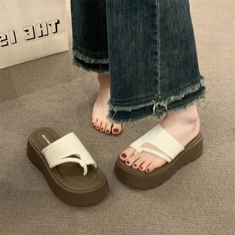 2025 summer new French niche thick-soled outer slippers women's casual with skirt beach cover toe flat women's shoes