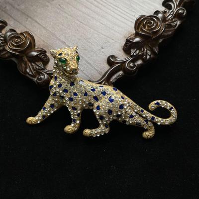 Broche Leopardo Vintage em Latão e Esmalte Envelhecido - Design 3D Único para Casacos e Fatos