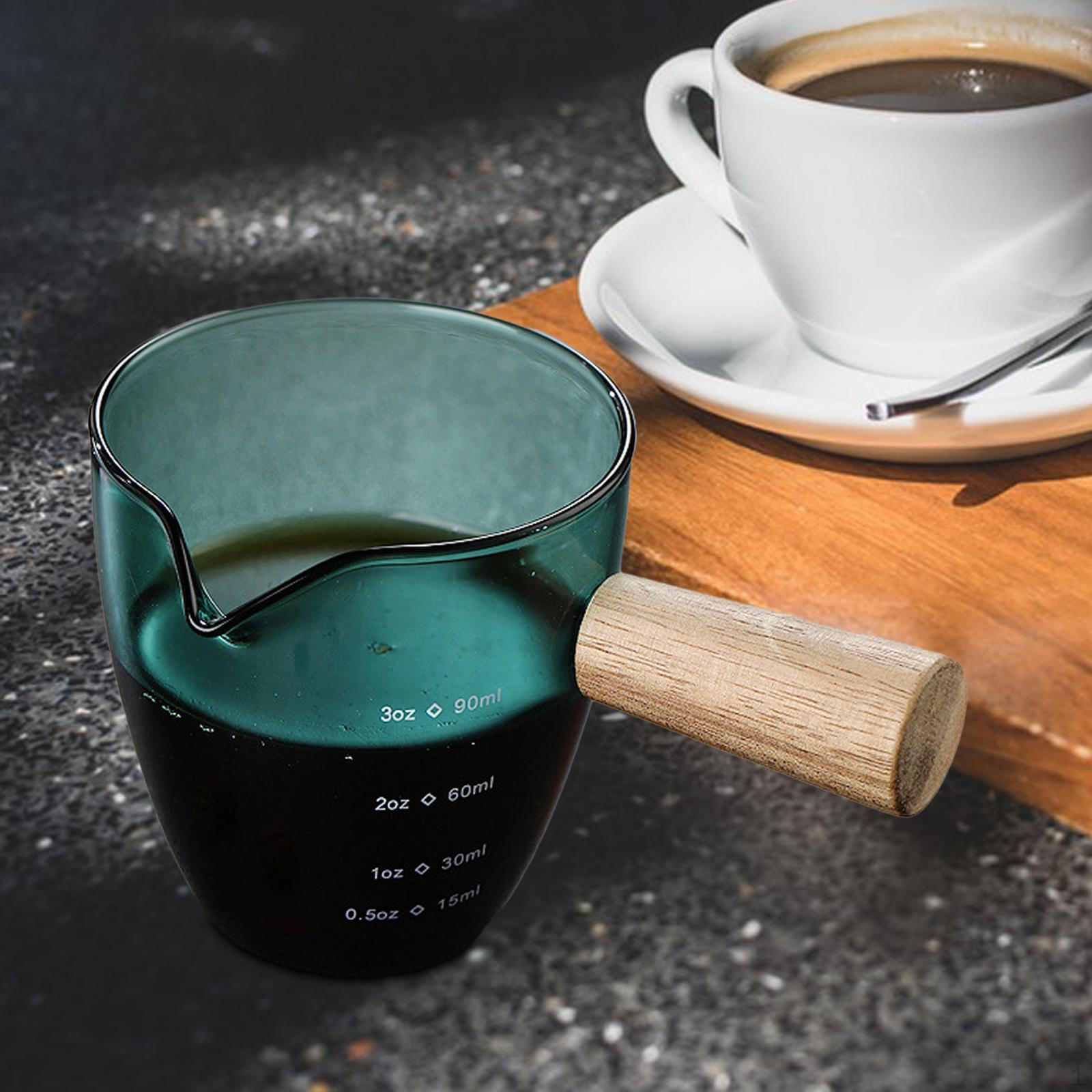 

Мерный стакан из прозрачного стекла с деревянной ручкой — идеально подходит для использования дома и в офисе