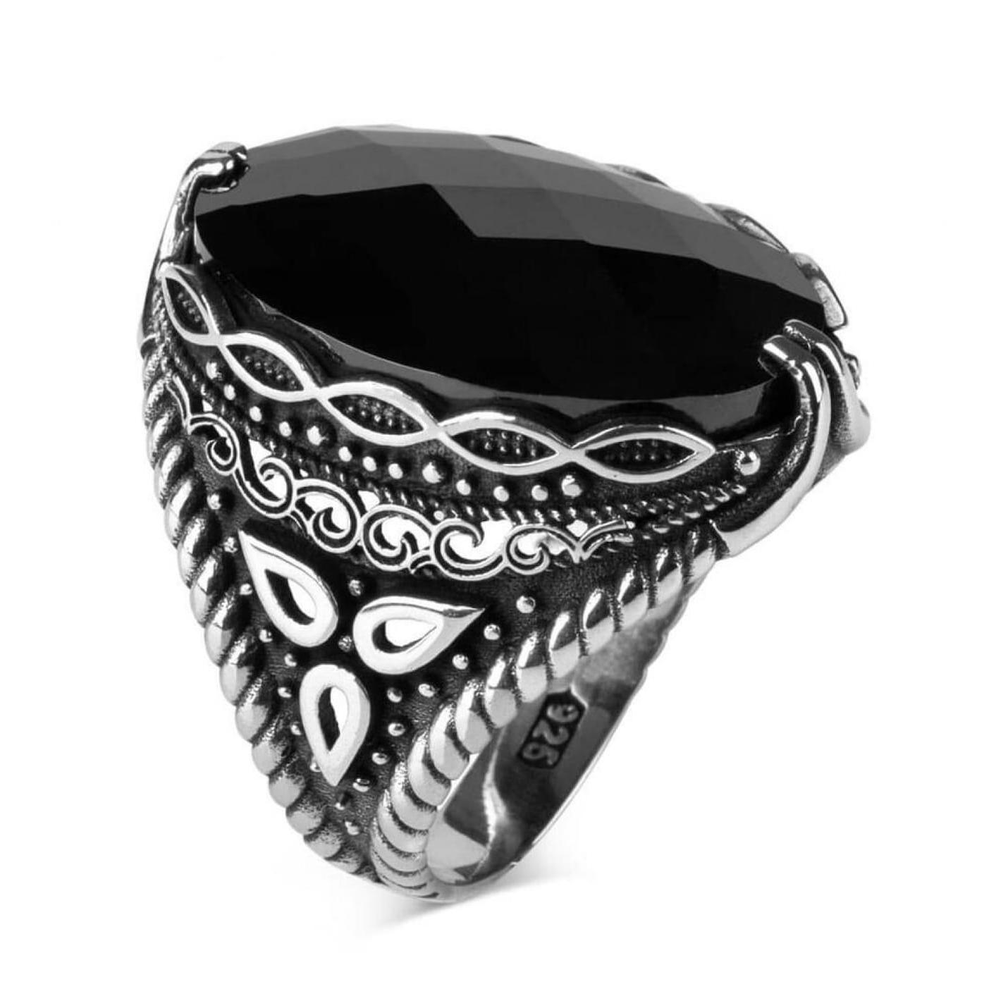 

Серебряное мужское кольцо с граненым черным цирконом и мотивом триллиум