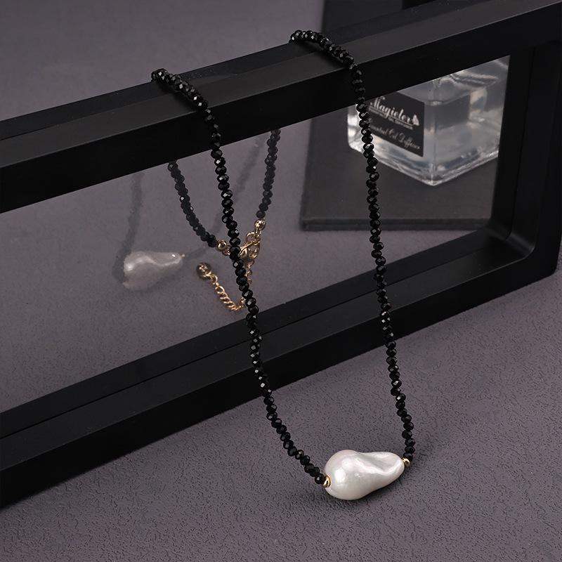 Baroque-Style Black Pearl Necklace: Elegant White Fashion Accessory