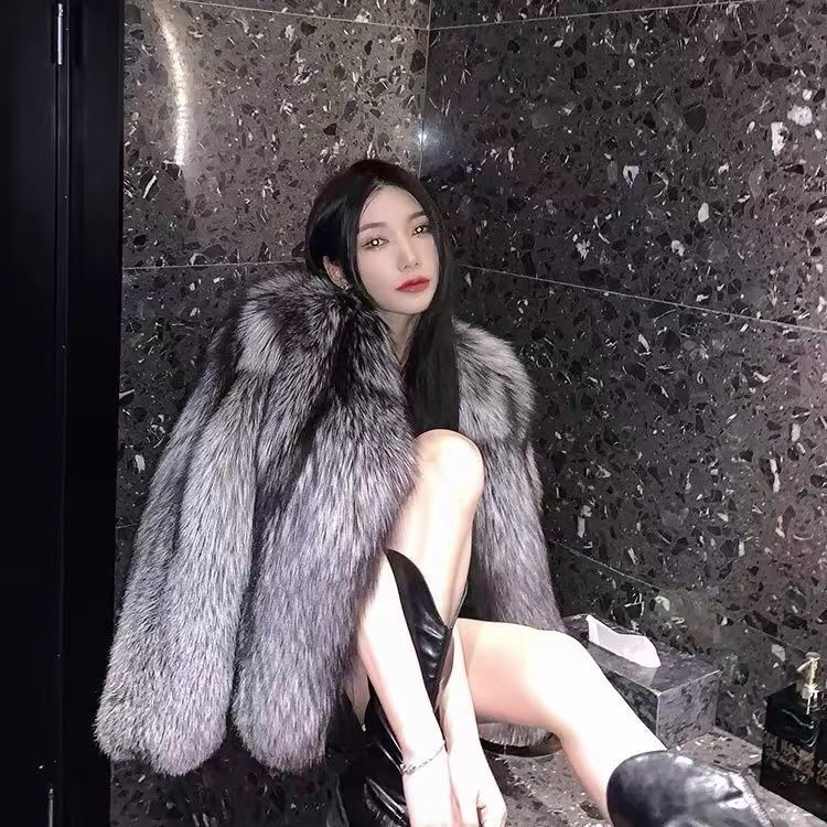 Nový podzimní a zimní dámský temperamentní kožich Módní a ležérní krátký styl z liščí kožešiny Teplý lehký luxusní bavlněný kabát