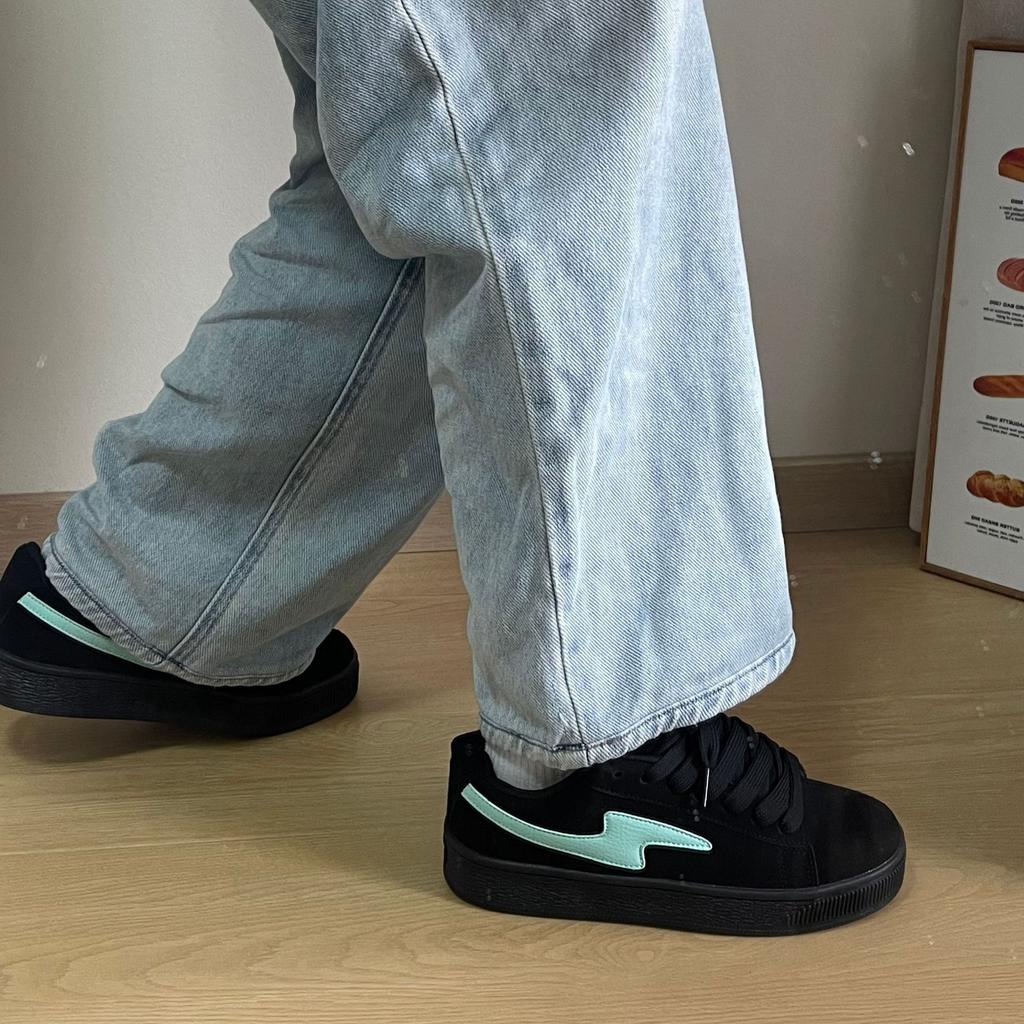 Nuove sneakers estive chic nere con punta a lavagna, scarpe casual da skateboard per studenti