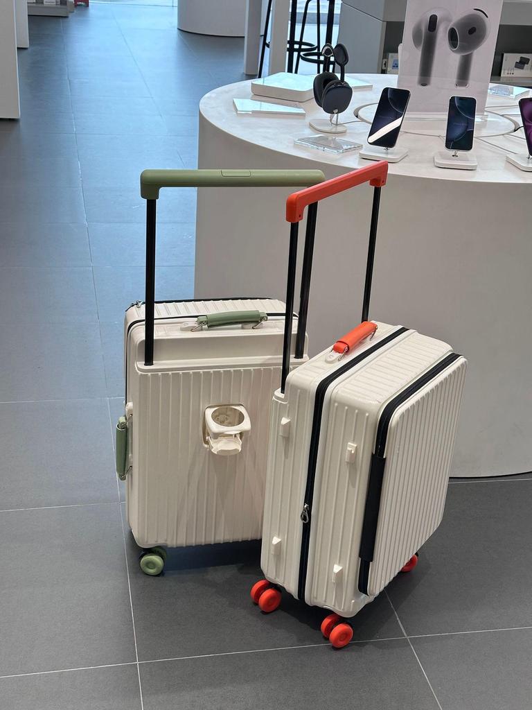 5022 Explosion-Proof 28-Inch Check-in Zipper Suitcase with Side Opening and Deep Compartment.