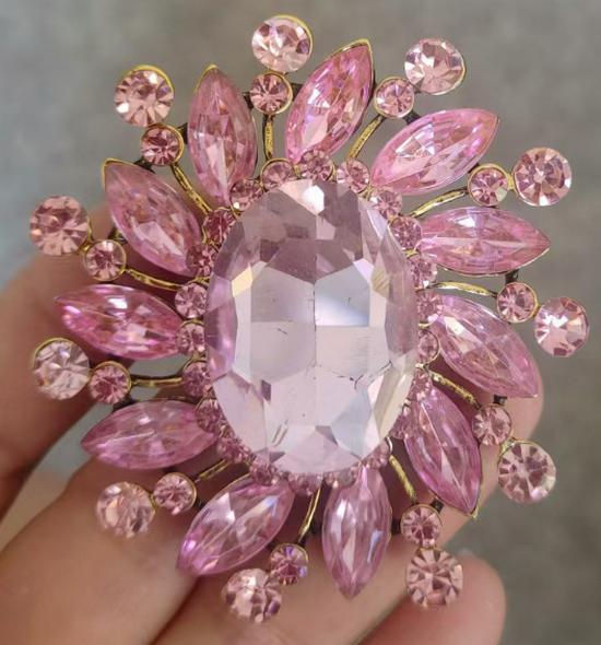 

Элегантная акриловая брошь с гальваническим покрытием для женщин - Стильная булавка для шарфа и аксессуар для одежды, корсаж