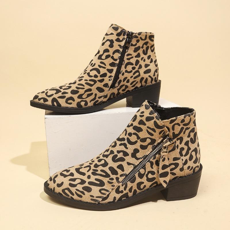 Europäische und amerikanische Damenstiefel mit Leopardenmuster 2024 Herbst Neu Große spitze Leopardenmuster-Kurzstiefel Britische Mode-Stiefel