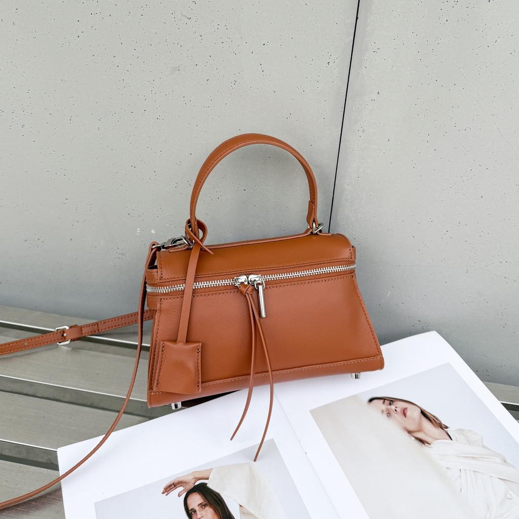Small And Niche Design Large Leather Handbag Women's 2025 New Style Simple Temperament Single Shoulder Crossbody Bag