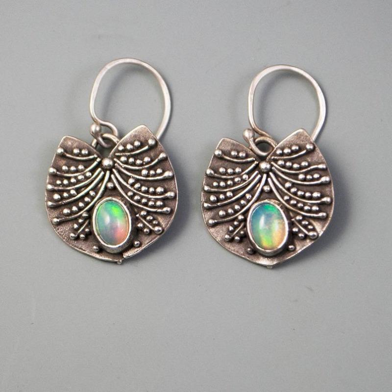 Ethnische Silberfarbene Metall-Schnitzerei-Muster Ovale Inlay-Imitation Mondstein Hängeohrringe für Damen Schmuck