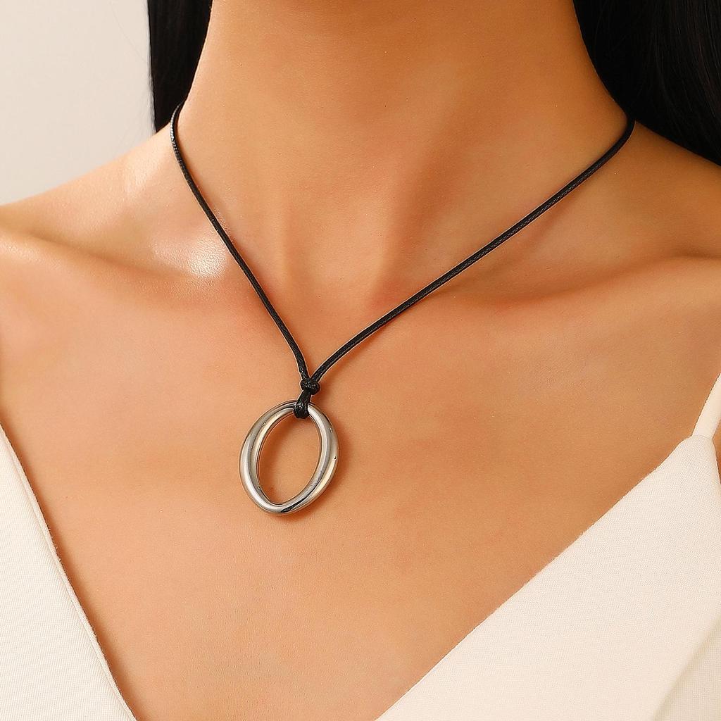 European-American Geometric Irregular Heart Hollow Pendant Oval Wax Rope Necklace