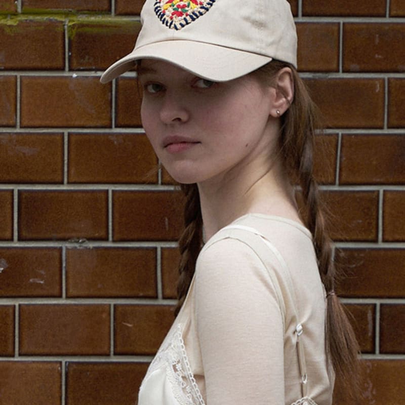 

Slowslowly №209 / Бейсболка с вышивкой в виде сердца и крючком Beige