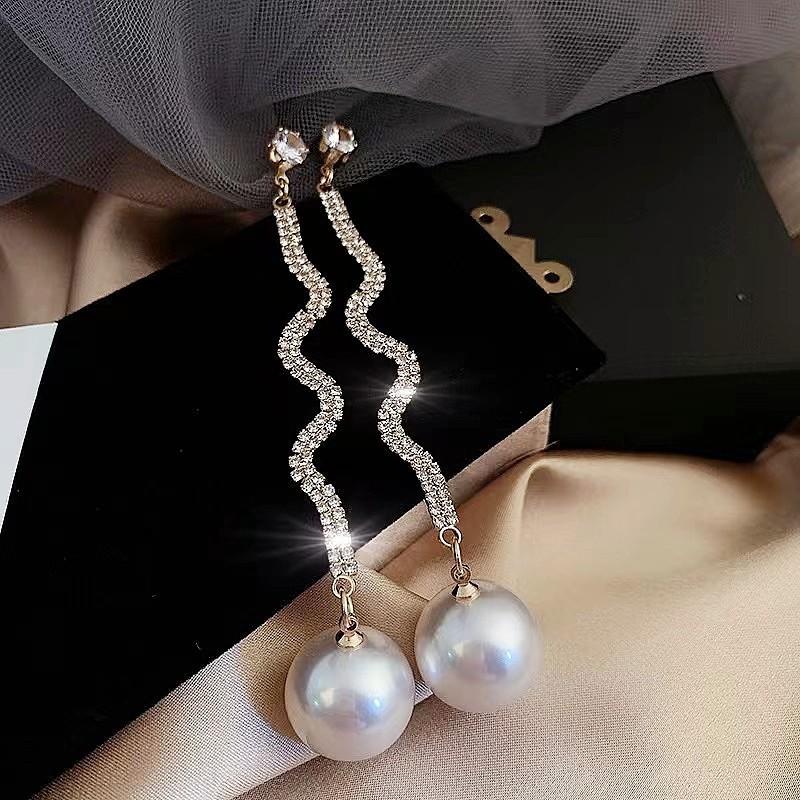 Orecchini alla moda con frange, lussuosi e sofisticati, dal fascino elegante. Lunghi Orecchini di Perle per uno Stile Versatile e Raffinato.