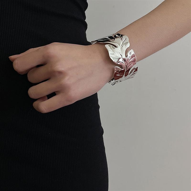 

Minimalist Geometric Pleated Round Bracelet - Fashionable, Creative, Cold-Style Jewelry