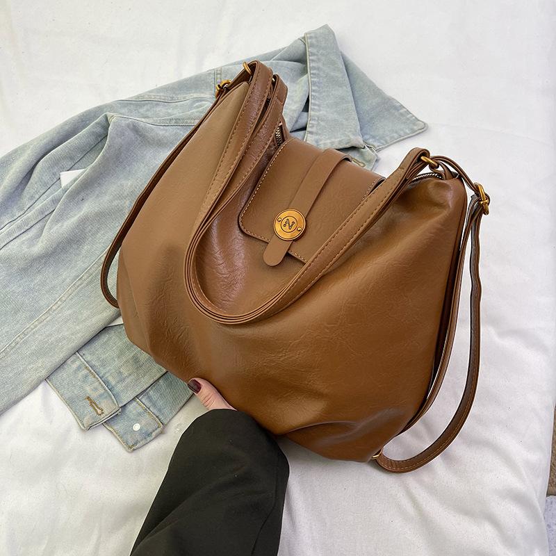 

New women s bag, large-capacity commuter oblique span bag, magnetic buckle shoulder bag, bucket bag, deformed student backpack.