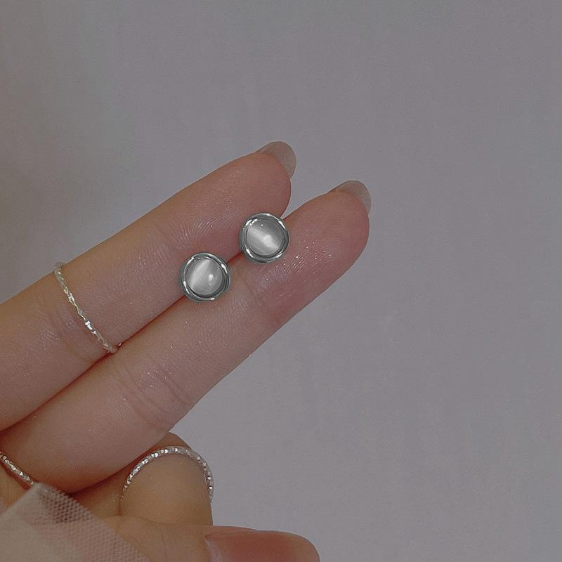 Casual Niche Cat's Eye Stone Earrings Women's Fashion Temperament Small 100% Match Round Design Elegant Classic Accessories Daily Jewelry