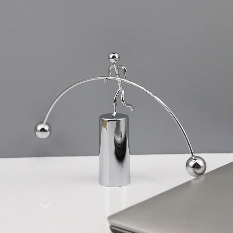 Kreatives Balance Pendel Kugel Schwingen Gewichtheben Kleiner Iron Man Abschlussgeschenk Newtons Physik Pendel Kugel Permanent