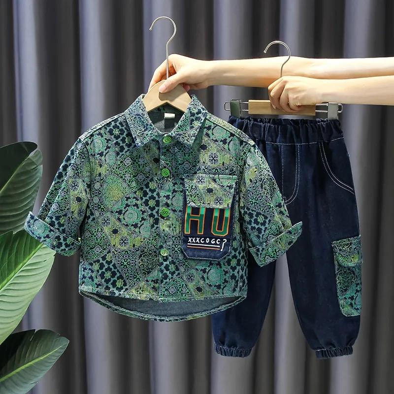 

Комплект из двух предметов для мальчиков, модная джинсовая рубашка, модный корейский весенне-осенний джинсовый костюм с принтом, повседневный костюм 100 зелёный