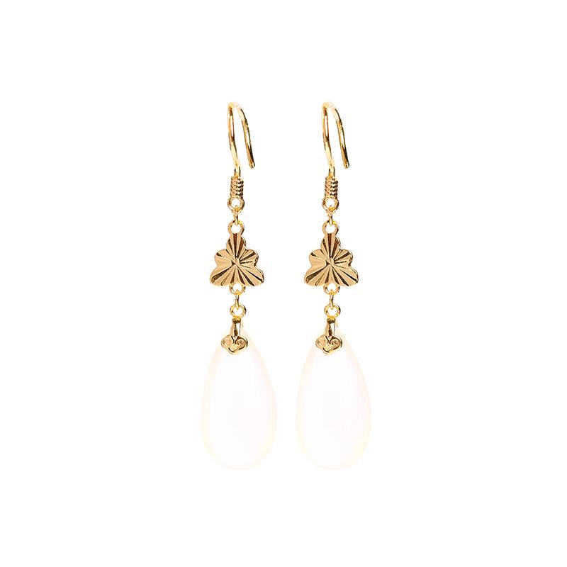 Xiaohongshu Blogger's Recommended Classical Gold-Plated Chalcedony Earrings with Elegant Jade Leaf Details.