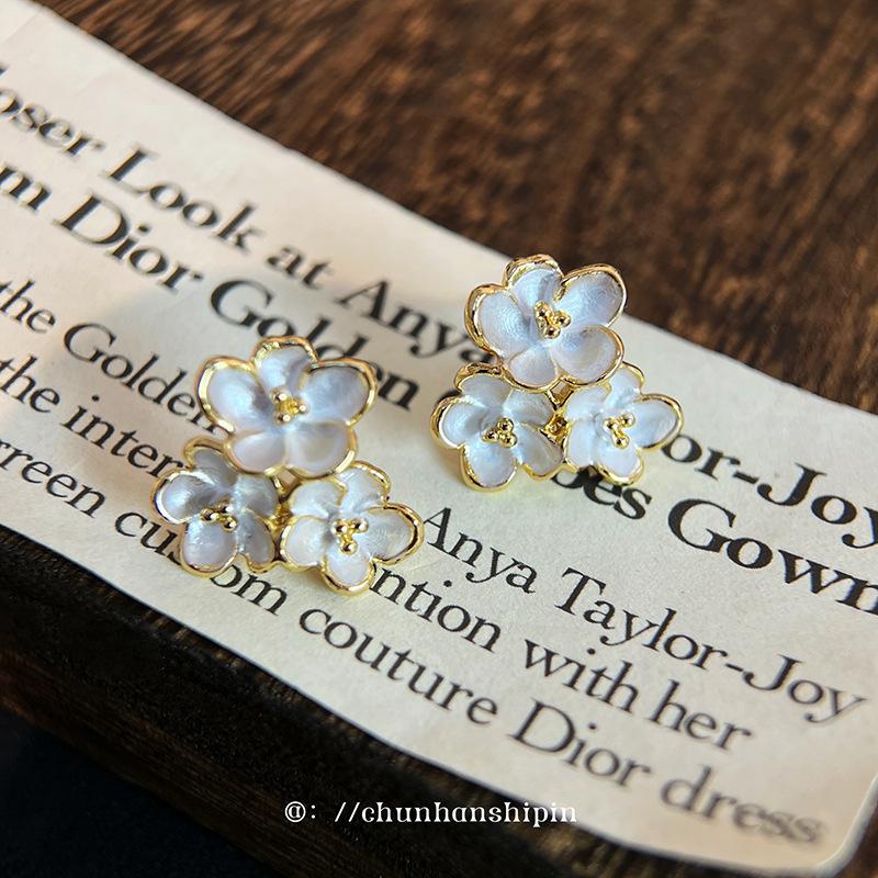 Spring and summer white flower dopamine ear clips without ear piercings, high-end sensual mini temperament, new ear piercing-free earrings