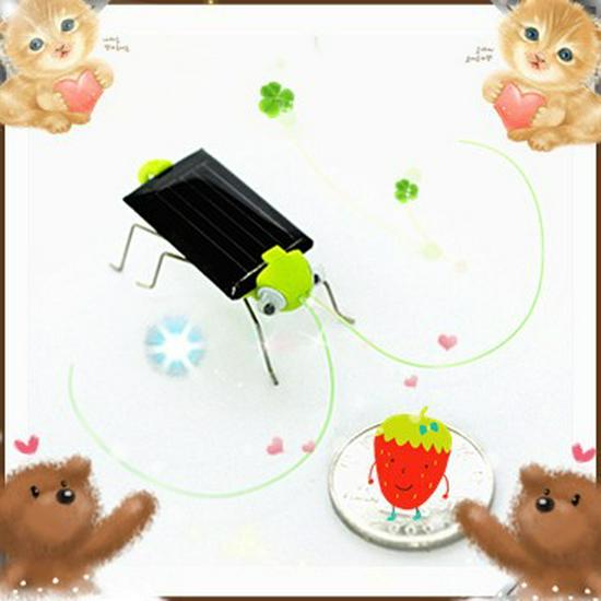 Trendy Solar-Powered Grasshopper Insect Model зелёный