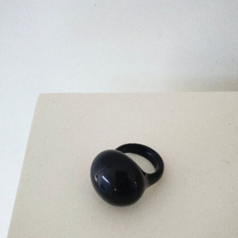 Černý prsten s vrabčím okem