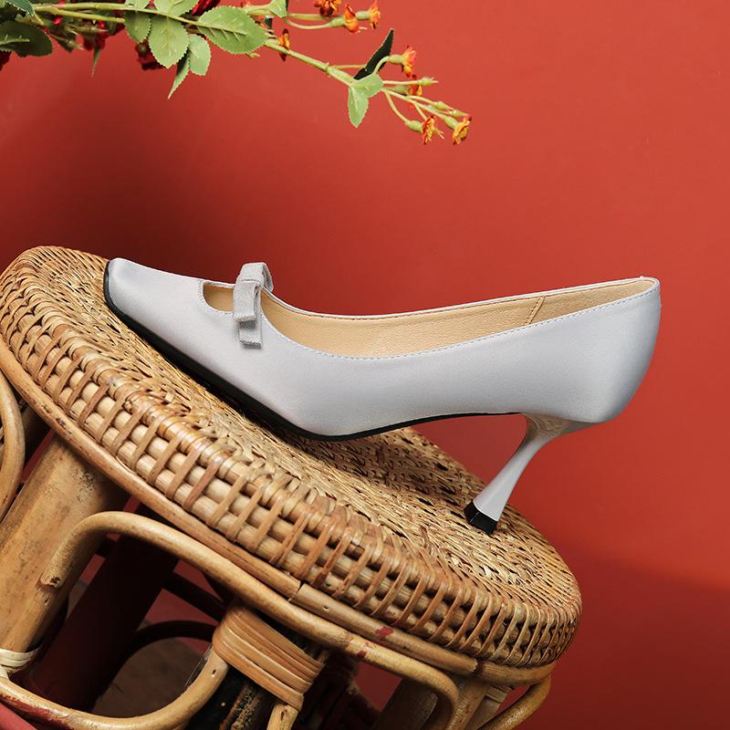 

Маленький бантик темперамент высокие каблуки женские дизайнерские тонкие каблуки для работы не устают ноги квадратный носок одинарные туфли 39 светло-серый