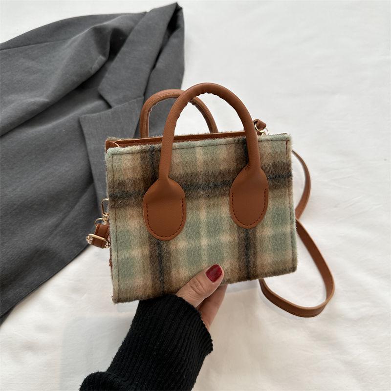 

French niche design retro small bag women s 2025 new autumn and winter woolen plaid hand-to-shoulder crossbody bag зелений