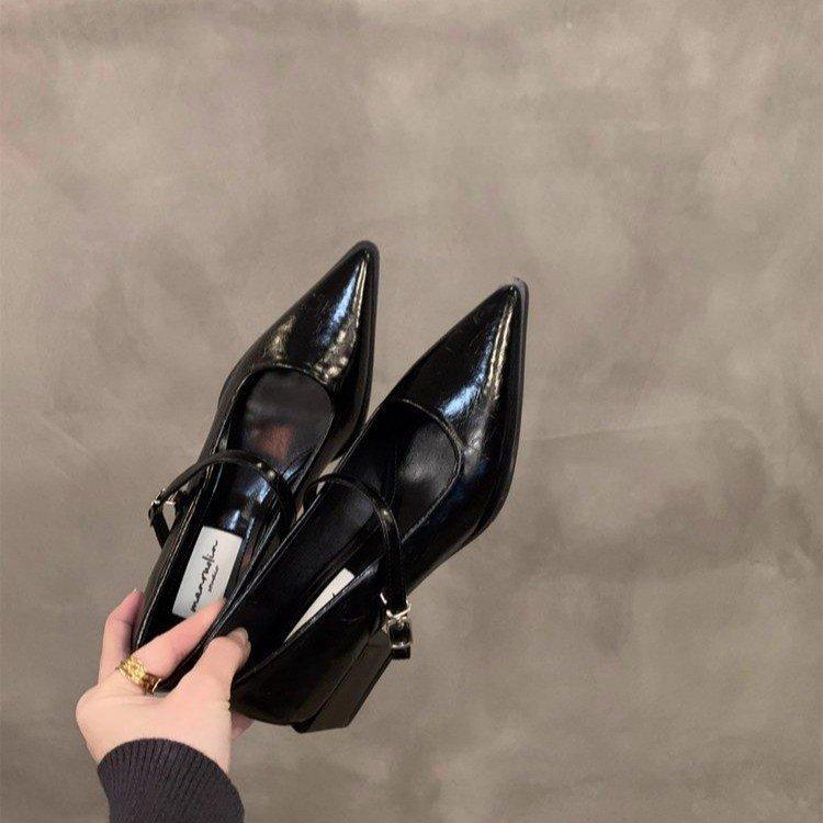 

[Ushilai] Black temperament pointed single shoes women s 2025 spring new retro one-word buckle Mary Jane shoes 35