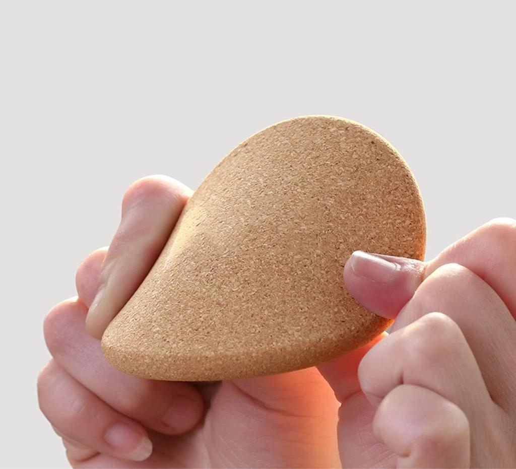 Stylish cork coasters, 5mm thick, 10cm diameter, round, pack of 100. Heat-resistant, non-slip, and perfect for coffee tables. A warm gift for home