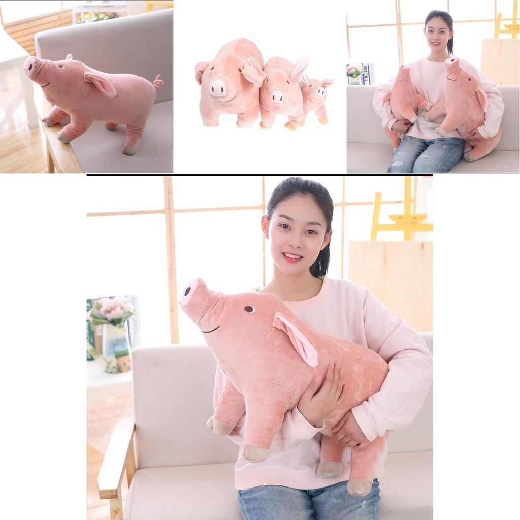 Simpatico peluche a forma di maialino rosa, morbido e soffice, ideale come cuscino per dormire, disponibile nelle misure 25/40/60 cm. Dimensioni comode.