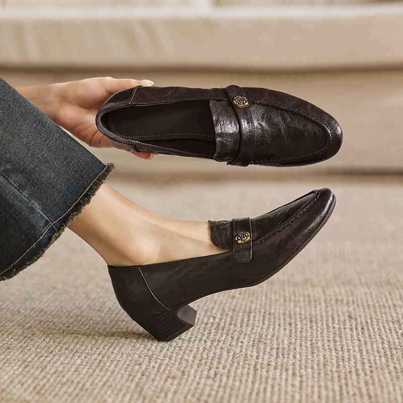 Krazing Pot Sheepskin Round Toe Thick Med Heels Spring Shoes Slip On Big Size 42 Metal Flowers Women Pleated Pumps