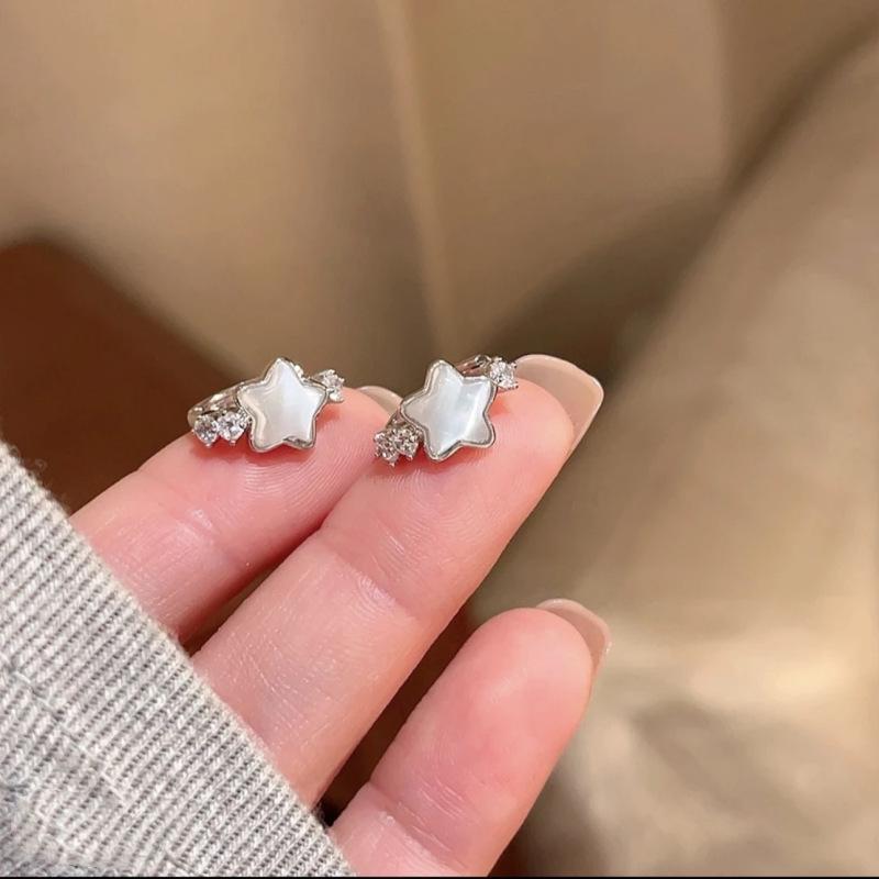 Elegant Five-Point Star Ice-Clear Cat's Eye Earrings: Luxurious and Exquisite Niche Design