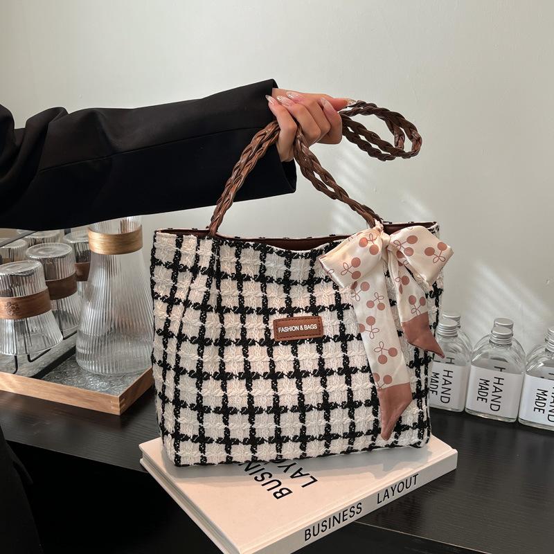 A Niche Large-capacity Tote Bag with A College Style and Fashionable Spring and Summer Commuting Shoulder Bag