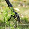 Standing Weed Puller Tool Easily Remove Weeder with Long Handle 4 Steel Claws Ergonomic Design Rust-Proof Weed Eater Without Bending Pulling Kneeling