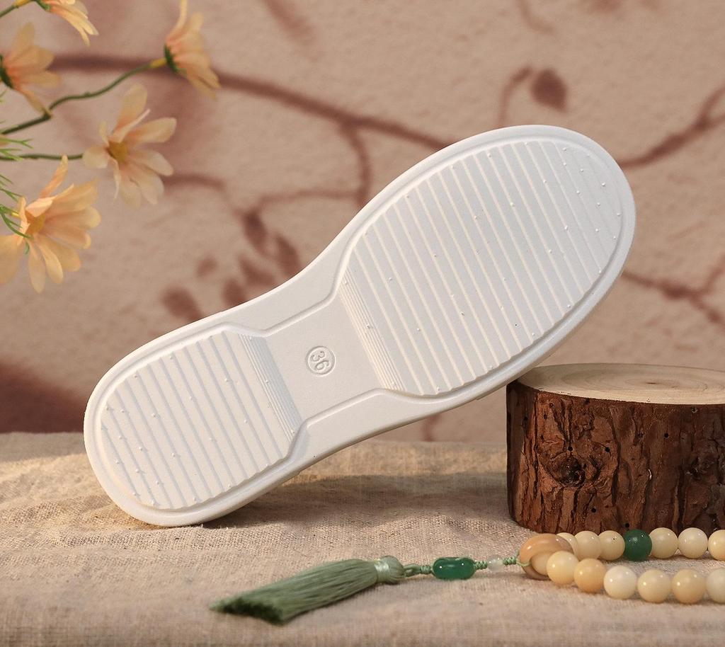 New Chinese-Style High Heel Embroidered Shoes: Thick Sole, Height Increasing, Perfect for Matching Qipao and Hanfu