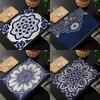 Les sets de table à motif mandala bleu et blanc de style chinois sont un choix idéal pour la décoration de table lors des banquets et des événements spéciaux