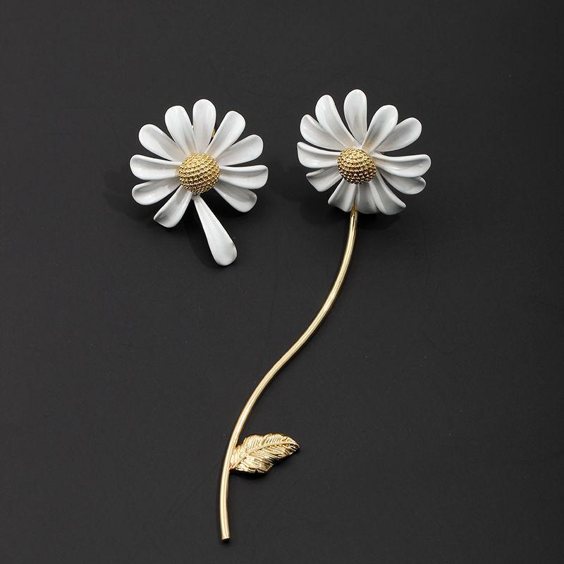 

Elegant Daisy Flower Ear Jewelry In Silver Finish For Daily Fashion Accessories Silver Ring