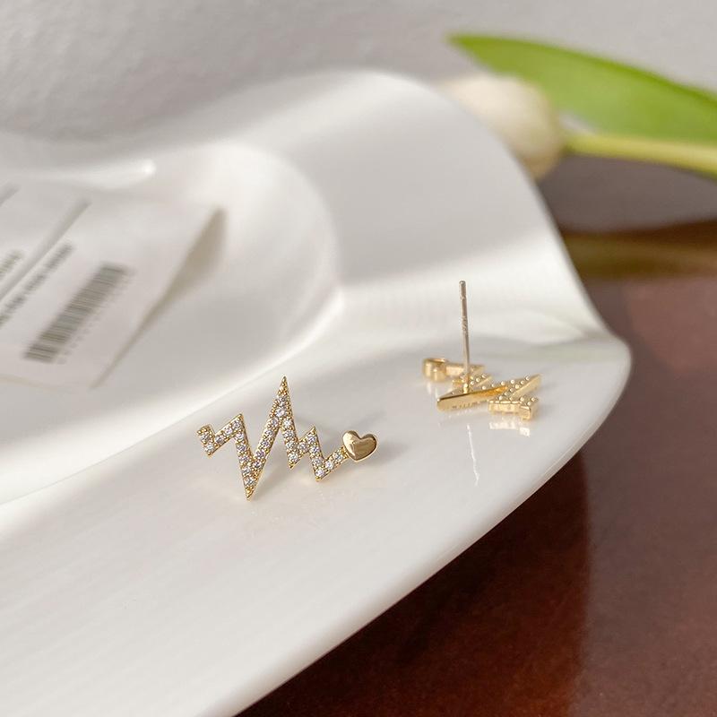 

Temperament personality love lightning stud earrings women s new high-end sense small exquisite simple student earrings earrings