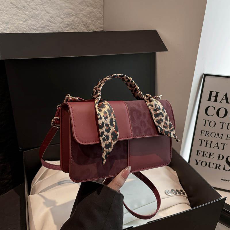 Niche design portable small bag women's autumn new fashion commuter small square bag high value shoulder bag