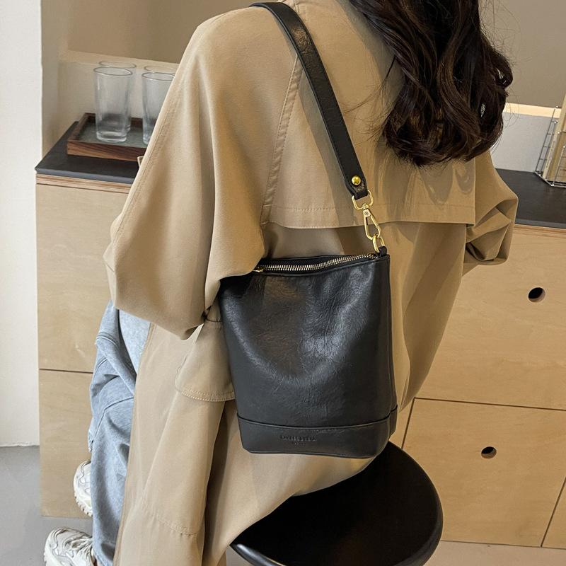 New casual simple bucket bag women's niche texture versatile shoulder bag temperament commuter fashion messenger bag