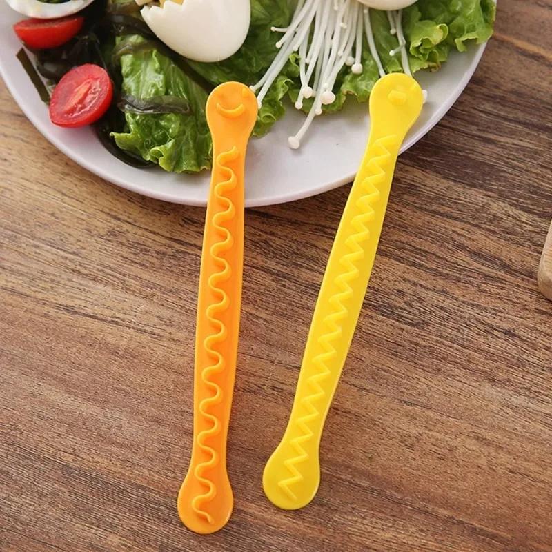 2 Pcs Random Color Fancy Cooked Eggs Cutter Household Boiled Eggs Creative Tools Bento Cut Flower Shaper
