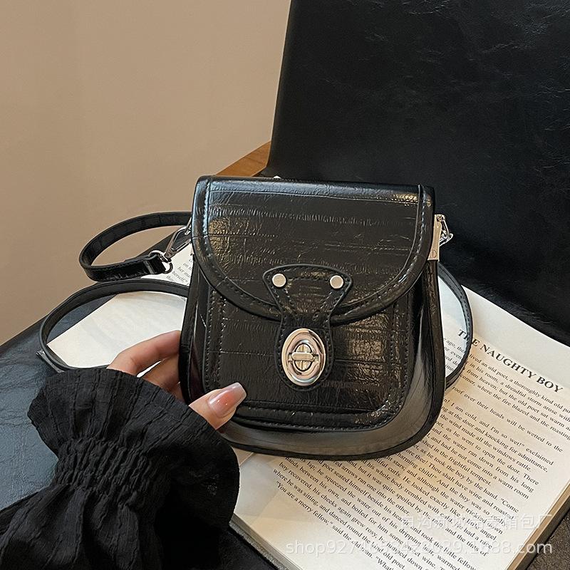 

French niche design mini small bag women s bag 2025 new trendy temperament shoulder bag foreign style messenger small square bag чёрный
