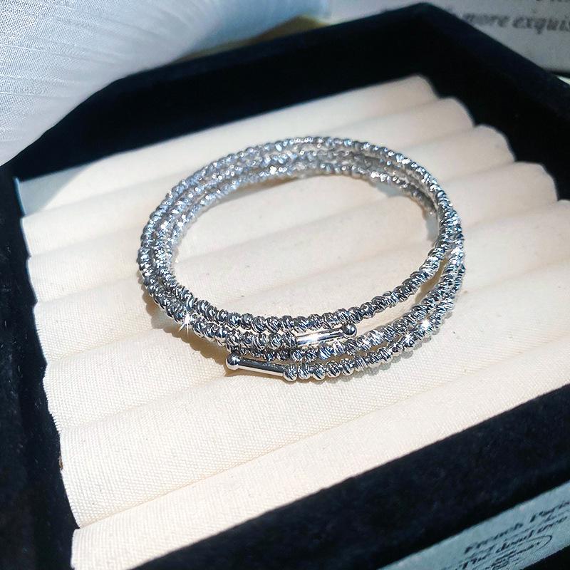 Elegantes Zirkon Buchstaben Blumen Armband: Hochwertiger vielseitiger Armreif für Damen