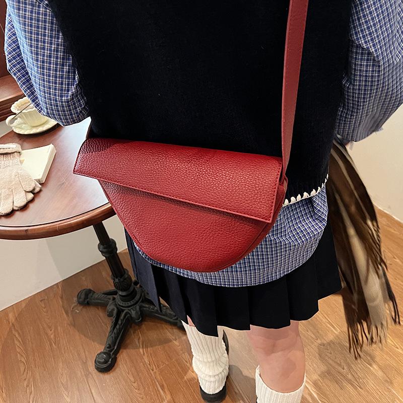 

Large capacity dumpling bag 2025 new nylon casual messenger bag travel shoulder bag 28*6*15 червоний